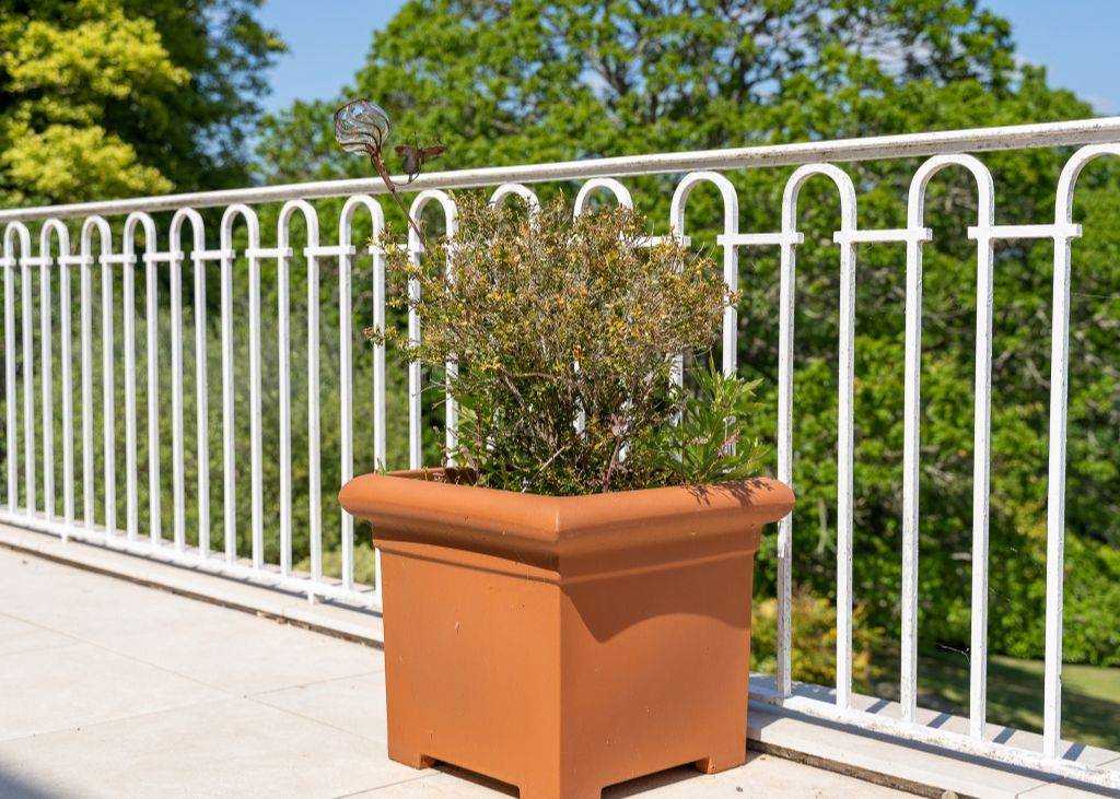 Pot de fleurs gris anthracite : Le pot classique mais élégant !
